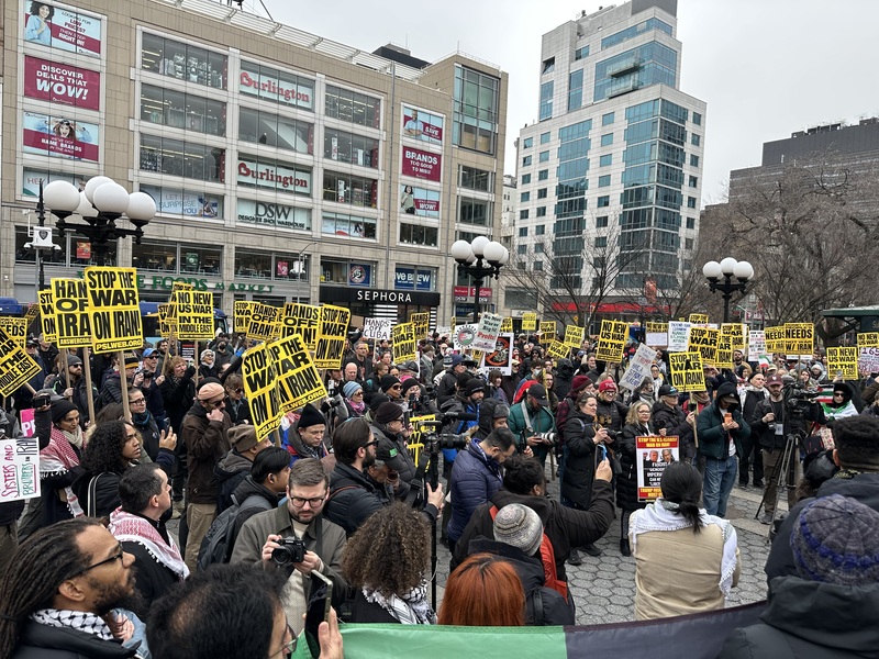 美國民間團體7日在全美各地發起反伊朗戰爭的示威活動，百名紐約反戰人士高舉停止戰爭黃色標語。