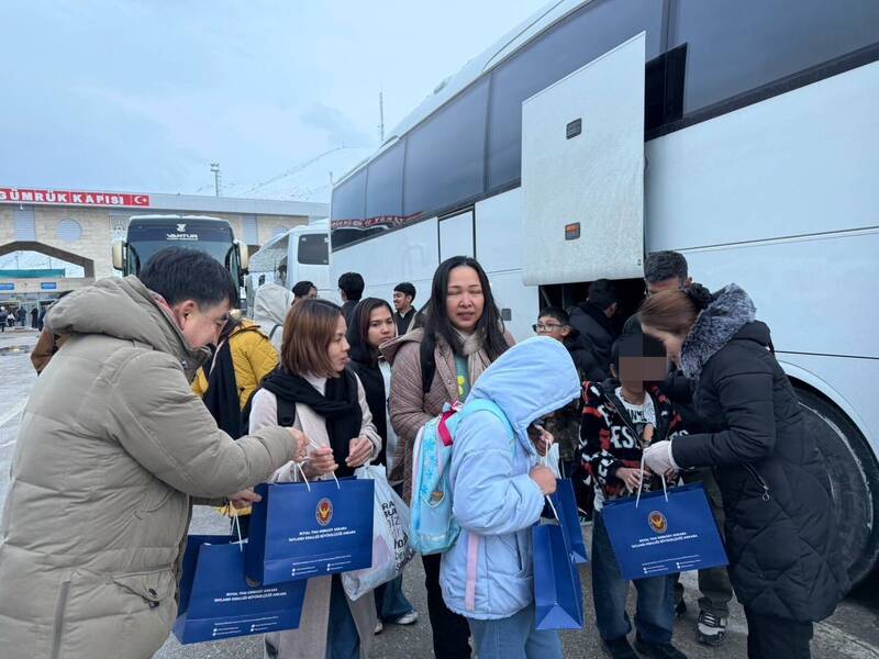 泰國在土耳其成立指揮中心，協助受中東衝突影響的泰國公民從伊朗撤離，首批撤離的泰國公民7日經由卡皮科伊邊境檢查站進入土耳其。（泰國外交部提供）
