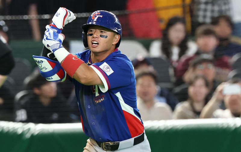世界棒球經典賽（WBC）8日中午在日本東京巨蛋上演台韓大戰，6局上台灣隊鄭宗哲擊出陽春砲，高舉勝利手勢，為台灣隊取得第2分。
