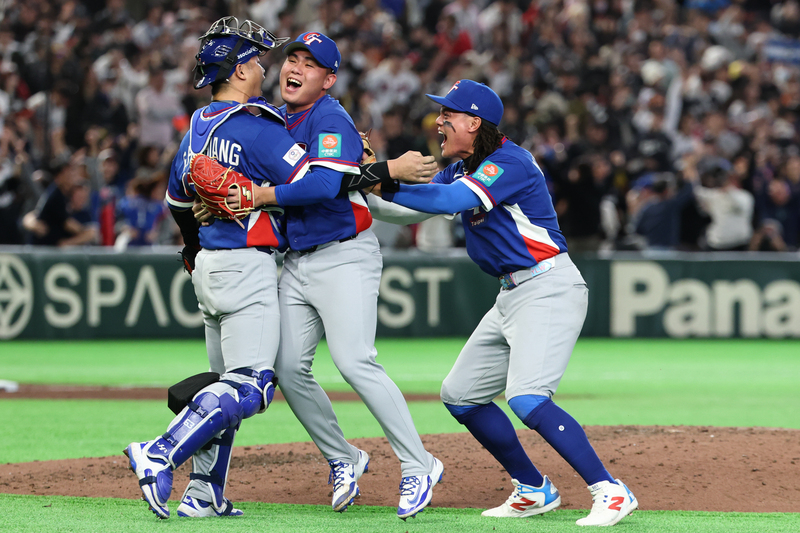 世界棒球經典賽（WBC）8日在東京巨蛋上演台韓大戰，延長賽台灣隊長陳傑憲代跑跑回超前分，台灣隊
終場以5比4拿下勝利，隊員相互擁抱歡呼。