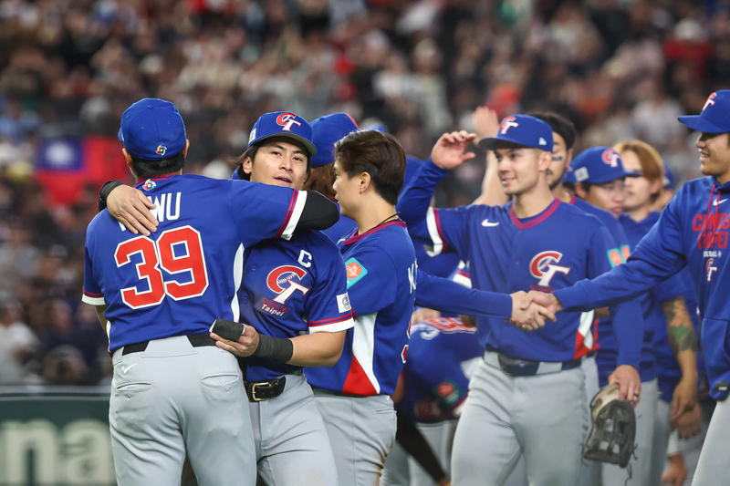 WBC台韓大戰8日在日本東京巨蛋上演，延長賽10局台灣隊靠著接連短打戰術搶分，以5比4擊敗韓國隊，為隊史經典賽首勝韓國，台灣隊長陳傑憲（左2）與隊友擁抱慶祝。