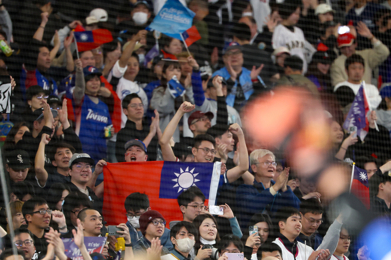 世界棒球經典賽(WBC)C組預賽結束，台灣隊止步小組預賽。圖為WBC 8日上演台韓大戰，台灣隊在延長賽力克對手獲勝，球迷開心秀出中華民國國旗慶祝。