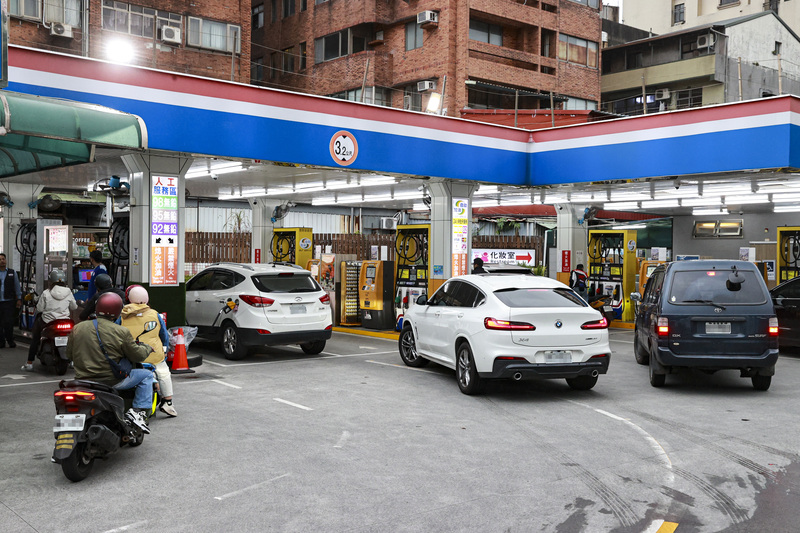 面對連兩週擴大吸收國際油價漲幅，中油15日表示，預估營收將因此影響約新台幣33億元。圖為民眾前往加油站排隊加油。