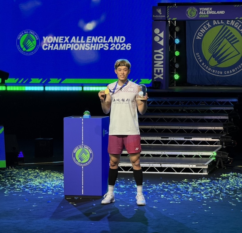 BWF超級1000等級的全英羽球公開賽，台灣「左手重砲」林俊易8日在男單決賽奪冠，世界排名有望提升。(教練劉佳城提供)