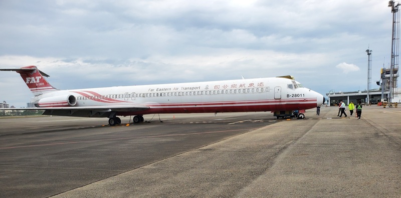 遠東航空公司自民國108年停業後，積欠機場停留費、場站降落費及滯納金逾新台幣600萬元，且航空器長期占據停機位，影響機場空間調度。案件移送由行政執行署高雄分署執行，將拍賣一架「麥道」航空器，最低拍賣價格為800萬元。（行政執行署高雄分署提供）