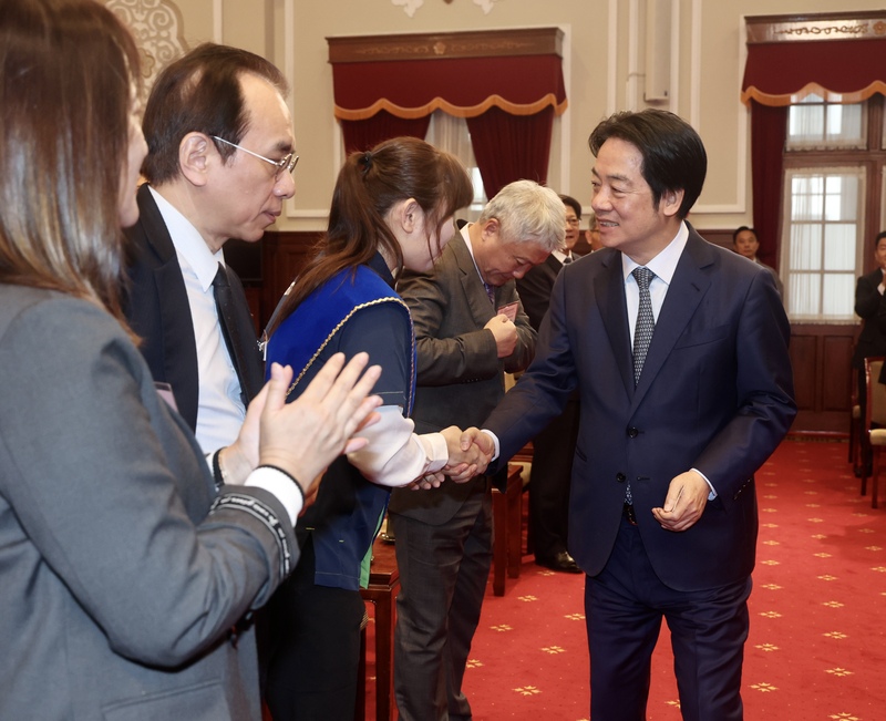 總統賴清德（右）9日在總統府接見第28屆全國商店傑出店長，逐一握手致意，恭喜他們展現出服務業追求卓越的典範，獲此殊榮。
