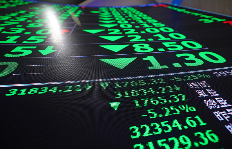 台股加權指數9日終場收在32110.42點，下挫1489.12點，跌幅4.43%，成交金額新台幣8083.3億元。
