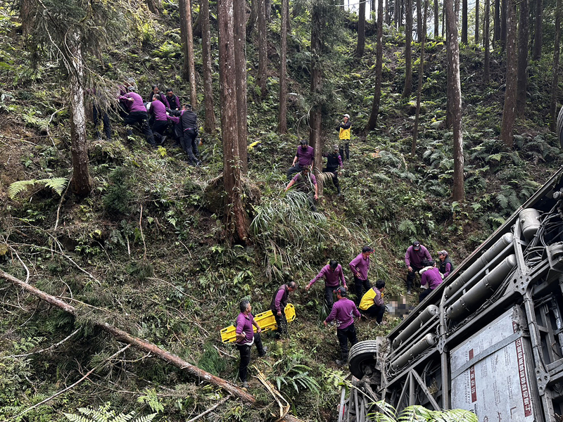 南投縣杉林溪森林遊樂區1輛遊園接駁車9日中午墜落山谷，疑不明原因擦撞山壁失控翻覆，救援人員協助傷者脫困，共有8人送醫。（民眾提供）
