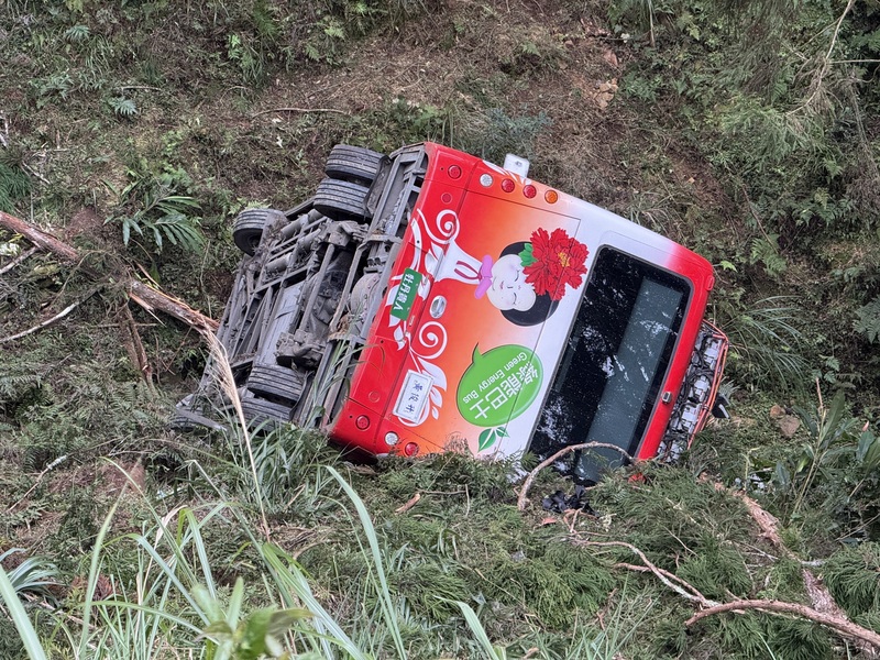 南投縣杉林溪森林遊樂區遊園接駁車9日中午不明原
因擦撞山壁失控墜谷，造成1死7傷。
