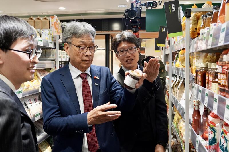 農業部長陳駿季（中）9日在日本拜會當地有機農產品進口商，並到通路了解台灣優質有機醬料在日本通路銷售情形。(農業部提供）

