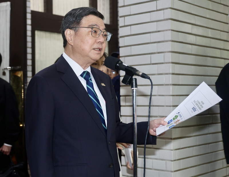 PD
卓榮泰：啟動油價雙緩漲與緊急緩漲機制
中東戰事未歇，導致國際油價推升。行政院長卓榮泰
10日在立法院受訪表示，針對汽柴油部分，除了已有
的雙緩漲機制外，再啟動緊急緩漲機制，同時並行，
盼降低民眾負擔，也會強化跨部會對於民生商品價格
的監測機制，隨時做機動的調整。
中央社記者張皓安攝　115年3月10日
