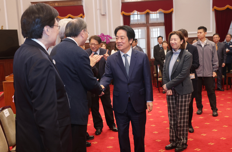 總統賴清德（前中）10日在總統府由衛生福利部政務次長林靜儀（前右）等陪同，接見第28屆「國家生技醫療品質獎」獲獎醫護機構暨生醫產業代表，感謝大家為台灣生技產業的付出與投入。

