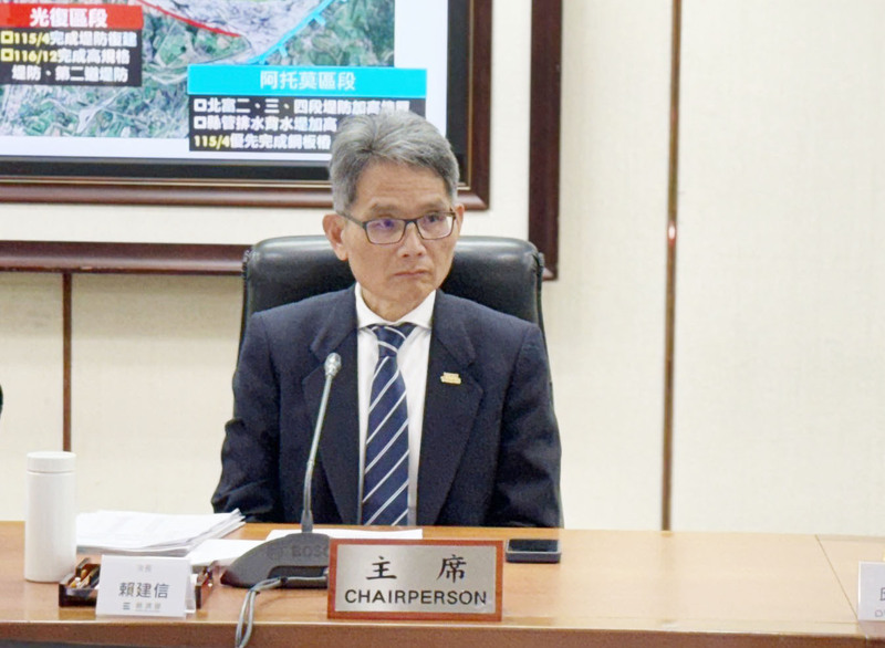 經濟部次長賴建信10日表示，國內油價除既有雙緩漲機制外，透過緊急緩漲機制，中油將再吸收至少
60%，吸收幅度會逐週檢討，直到中東戰事因素排除。