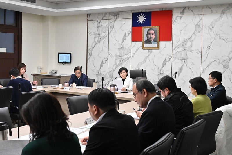 因應中東情勢，行政院副院長鄭麗君（左3）9日召開「穩定物價小組」會議臨時會報，了解經濟部能源供應應變情況。
（行政院提供）
