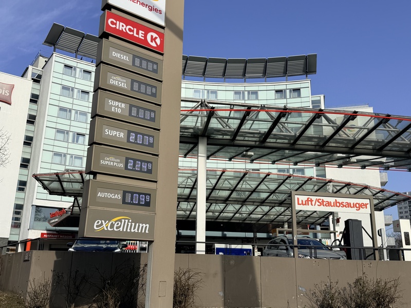 美伊衝突影響國際油價，德國油價近期劇烈上漲，95無鉛汽油每公升一度超過2歐元。圖為柏林一處加油站。
