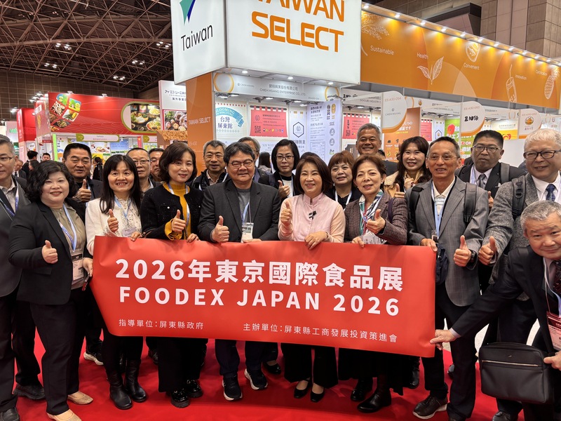 東京國際食品展（FOODEX JAPAN 2026）10日在Tokyo Big Sight登場，屏東縣長周春米（中）表示，屏東縣已經連續4年參與這項亞洲重要的食品展覽，持續帶領在地企業前往東京參展，希望讓世界看見屏東的優質農漁產品。