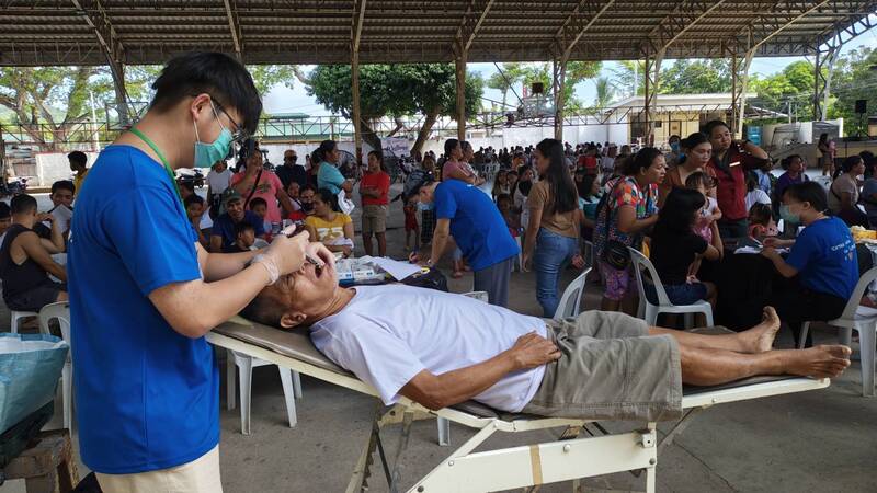 嘉義基督教醫院團隊4日至9日在菲律賓中部偏鄉進行義診，圖為義診現場牙科診療。
（嘉基團隊提供）