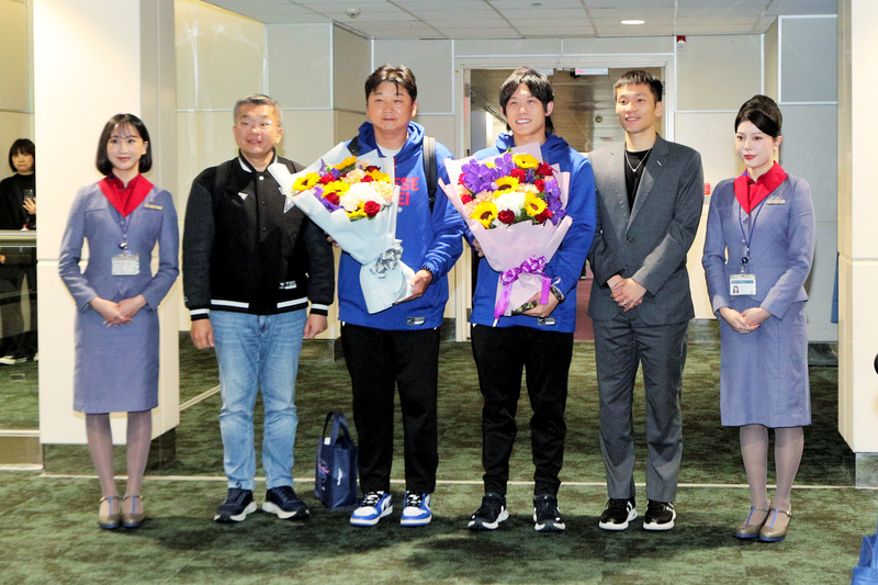 LD
經典賽台灣隊返台　華航地勤獻花祝福
WBC經典賽C組預賽結束，台灣隊11日凌晨搭機抵
台，中職會長蔡其昌（左2）也一同返台，運動部長
李洋（右2）也前往接機，總教練曾豪駒（左3）及球
員陳冠宇（右3）代表接受華航地勤獻花。
中央社記者吳睿騏桃園機場攝　115年3月11日
