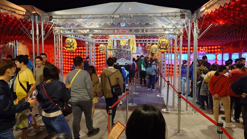 2026台灣燈會在嘉義，嘉義縣政府12日將舉辦「陪媽祖一起賞燈」活動，邀民眾與奉天宮、配天宮、六興宮媽祖一同走入燈區，體驗燈會的熱鬧氛圍。圖為台灣燈會宗教燈區。
