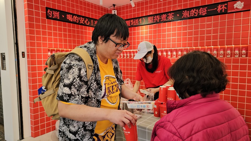 日本311震災15週年，來自日本的中島健一（前左）11日在新北市蘆洲區發送蛋包飯及飲料，感謝台灣人昔日援助的恩情。
