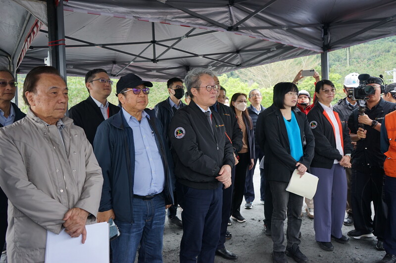 花蓮光復馬太鞍溪橋因堰塞湖洪災沖毀，復建橋預計今年完成北上線，行政院公共工程委員會主委陳金德（前排左3）11日率委員視察施工情形。