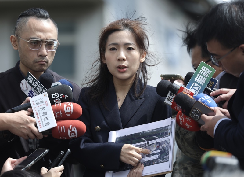 行政院長卓榮泰7日赴日觀看WBC台捷大戰，引發藍白質疑。立法院外交及國防委員會12日前往松指部考察，國民黨立委徐巧芯（中）會後受訪表示，軍方證實曾召開機密專案會議協調停機坪與空間商借，因此她質疑實質為公務性質，非純私人行程。

