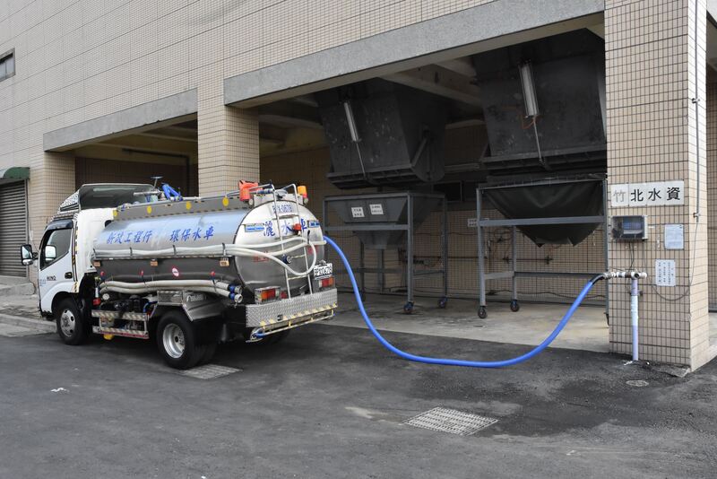 新竹縣政府12日表示，因應水情燈號綠燈轉黃燈，縣府及所屬機關將停供轄內噴水池、澆灌及外牆、水沖洗等非必要用水。(新竹縣政府提供)