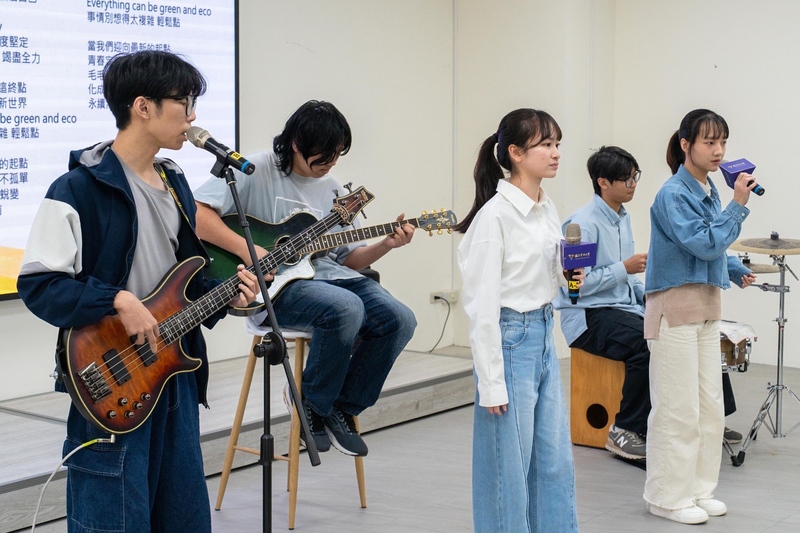 中央大學承辦115年全國大專校院運動會，主題曲「青春永續」從作詞、作曲、編曲到演唱，全由中大學生一手包辦，把青春熱血、運動的拚搏精神，還有對永續的未來想像都寫進旋律裡。（中央大學提供）