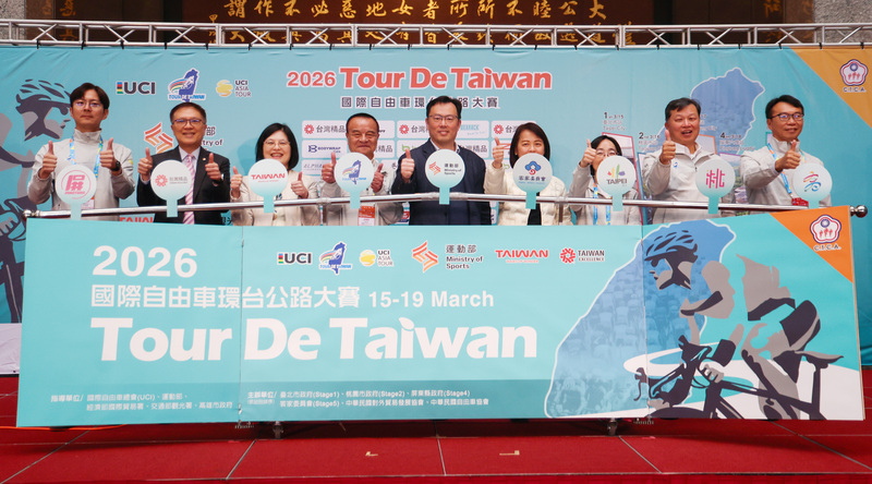 2026國際自由車環台公路大賽15日將登場，13日在台北市政府舉行賽前記者會，運動部次長鄭世忠（右5）、中華民國自由車協會秘書長李開志（左4）、客委會副主委廖育珮（右4）、觀光署副署長黃荷婷（左3）、貿協副秘書長周秀隆（左2）等人出席啟動儀式，為比賽揭開序幕。
