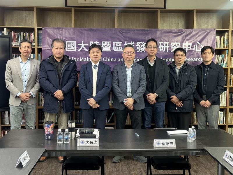 東海大學中國大陸暨區域發展研究中心13日舉辦「2026中共全國兩會對台政策之意涵與影響」座談
會，陸委會副主委沈有忠（左3）、中興大學國政所特聘教授蔡東杰（右4）、東海大學政治系主任張峻豪（右3）、中興大學國政所助理教授游智偉（右2）、東海大學政治系助理教授劉明浩（右）、彰化師範大學公共事務與公民教育學系副教授劉兆隆（左2）及東海大學陸研中心主任林子立（左）出席。