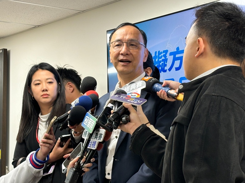 前國民黨主席朱立倫(中)14日回應行政院長卓榮泰赴日行程。(中央社)