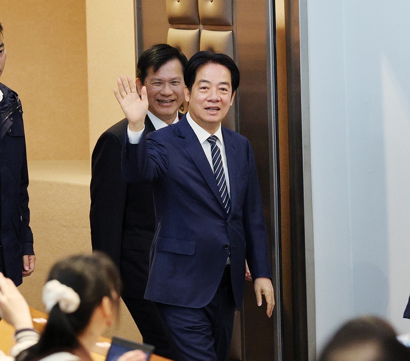 賴清德總統（前）14日在外交部長林佳龍（後）陪同下出席台灣總統直選30週年與民主韌性研討會。