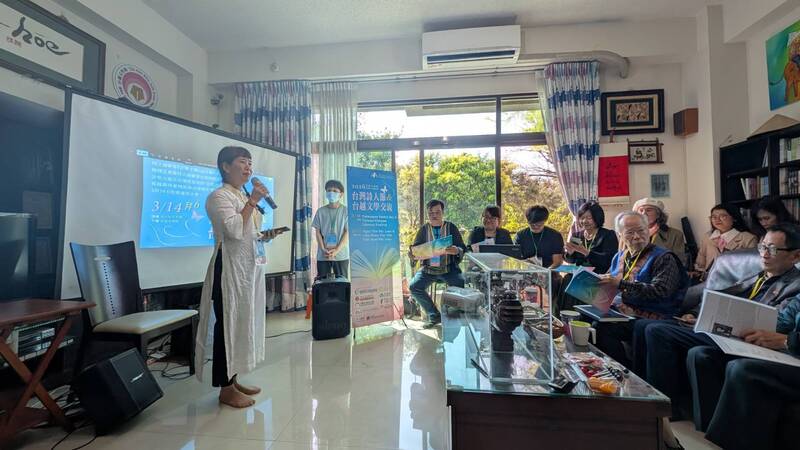 越南作家協會文學翻譯委員會委員喬碧后（白衣者）多次參與台灣詩人節與台越文學交流活動。她在14日的活動中，為參與者朗誦詩作「白色恐怖」，對台語詩人林宗源堅定用母語創作的精神感到敬佩。
（蔣為文提供）
