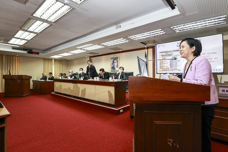 圖為身陷立委資格爭議的民眾黨立委李貞秀，16日首次在立法院內政委員會登場質詢。資料照。
