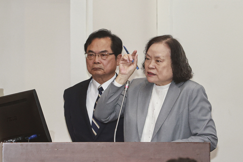 立法院財政委員會16日邀請邀請行政院主計總處主計長陳淑姿（右）、審計部審計長陳瑞敏（左）列席業務報告，並備質詢。

