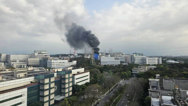 新竹市東區力行路上的台灣電力公司竹園超高壓變電所16日發生火警。（讀者提供）
