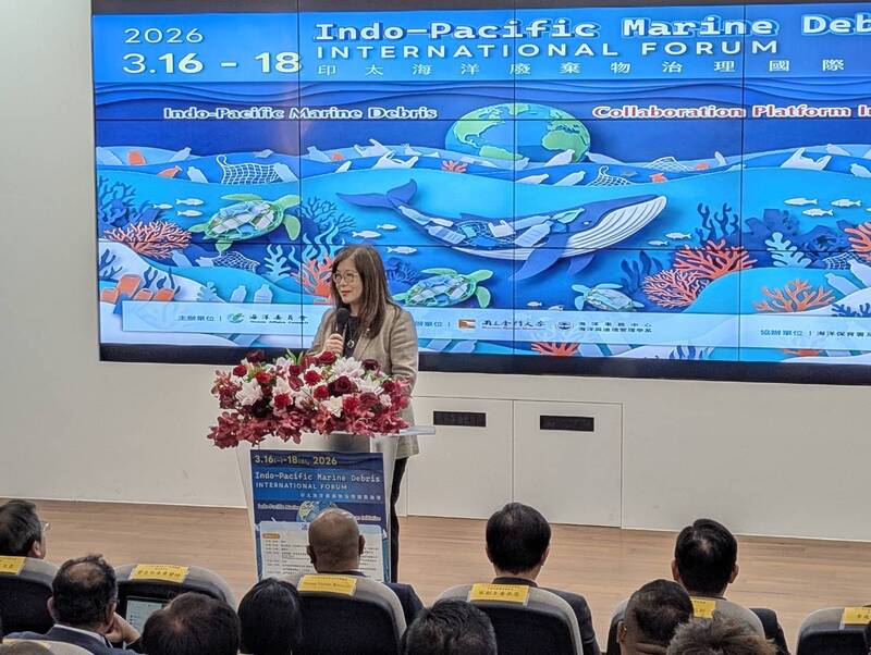 印太海洋廢棄物治理國際論壇開幕式16日在國立金門大學舉行，海洋委員會主委管碧玲（後立者）出席致詞表示，在論壇透過專業間交流，盼能為跨域海廢治理政策構築出解決問題的路徑。