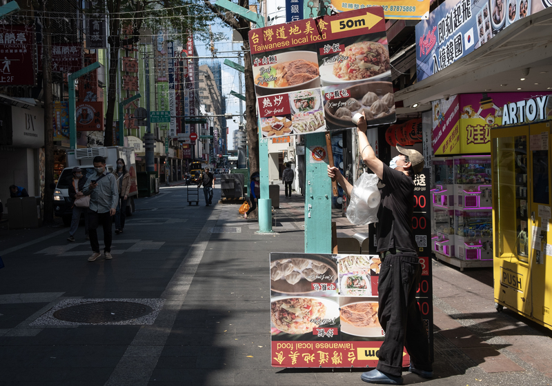 主計總處16日公布115年1月薪資統計，工業及服務業全體受僱員工經常性薪資穩健成長，年增2.9%；實質經常性薪資年增2.18%，創11年來同月最大增幅。圖為台北西門町小吃店業者準備開店。
