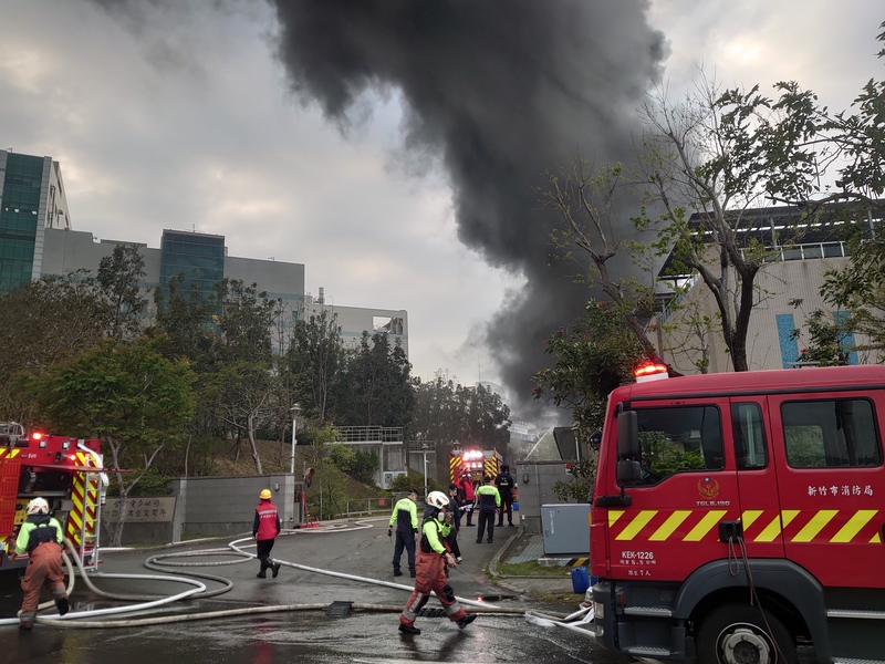 台電竹園超高壓變電所16日下午3時26分發生火警，現場冒出濃煙，消防單位獲報緊急派員前往灌救。