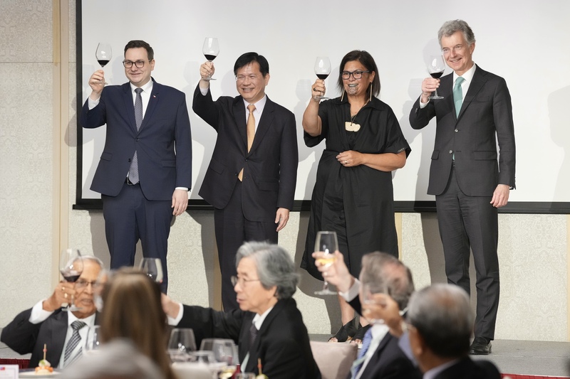 外交部長林佳龍（左2）16日晚間在台北主持玉山論壇晚宴，與德國慕尼黑安全會議前主席暨前駐聯合國大使霍伊斯根（Christoph Heusgen）（右）、捷克前外交部長利帕夫斯基（Jan Lipavsky）（左）、紐西蘭前外交部長馬胡塔（Nanaia Mahuta）（右2）一起舉杯向與會來賓致意。