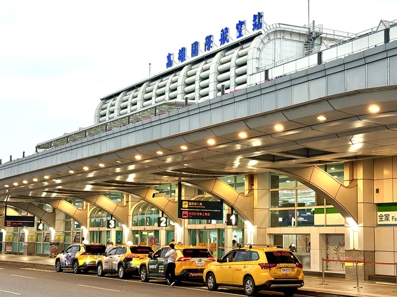 交通部16日預告修法，擬開放試辦多元計程車至機場載客，最快6月高雄機場試辦，若業者違規或影響營運秩序，最重可終止參與資格。圖為16日傍晚高雄國際機場排班計程車上車處一景。