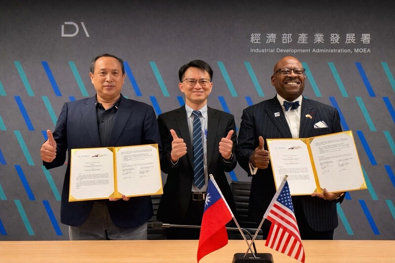 無人機聯盟（TEDIBOA）偕同主席雷虎科技董事長陳冠如（左），在經濟部產業發展署組長張尚鈞（中）見證下，與美國德州農工運輸研究所（TTI）所長溫佛瑞（Gregory D. Winfree，右）簽署產業合作備忘錄。（台灣卓越無人機海外商機聯盟提供）