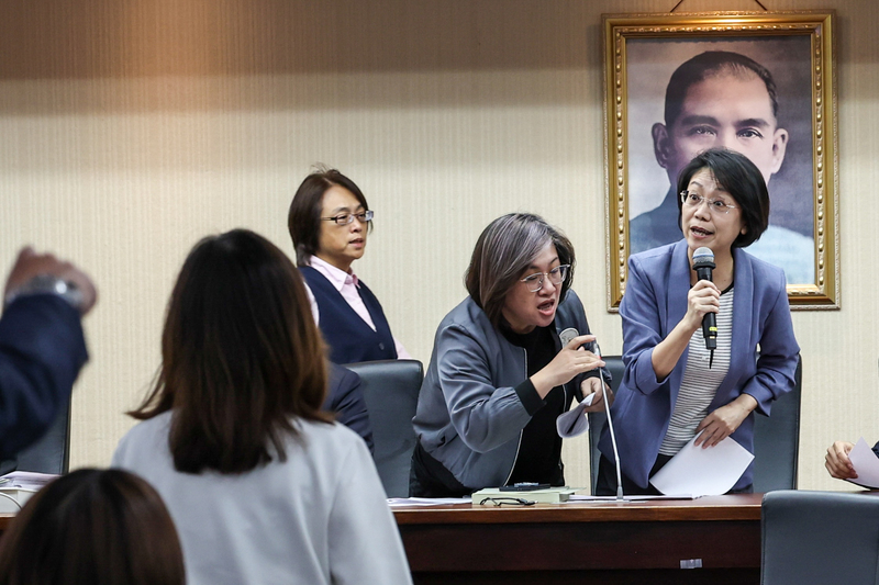 立法院程序委員會17日進行議程，會議主席國民黨立委翁曉玲（右1）逕行裁示「援例將議程草案提報院
會處理」，引爆民進黨立委們反彈，民進黨立委陳培瑜（右2）上主席台抗議。資料照片。