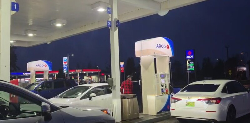 國際油價因中東戰事大漲，儘管已是晚間9時，仍有不少加拿大居民到美國邊境小鎮布雷恩（Blaine）加油。
