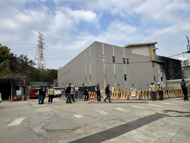 台電竹園超高壓變電所16日進行設備測試期間發生火警事故，新竹市消防局火災鑑定單位17日進入廠區進行火場勘查，釐清起火點，新竹地檢署也前往現場勘查。
