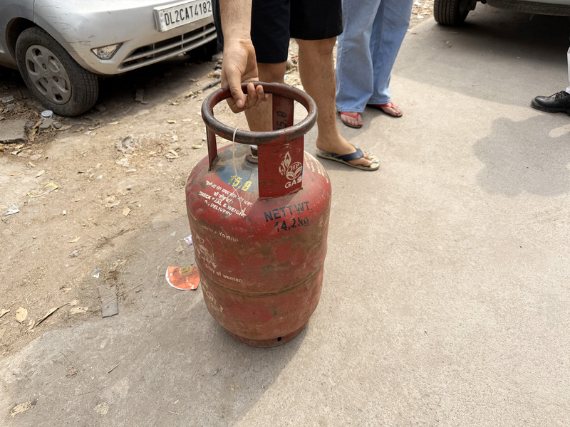 印度許多地方的桶裝液化石油氣庫存受中東衝突影響而告急，在供不應求的情況下，價格大幅攀升，有些地方甚至斷貨。

