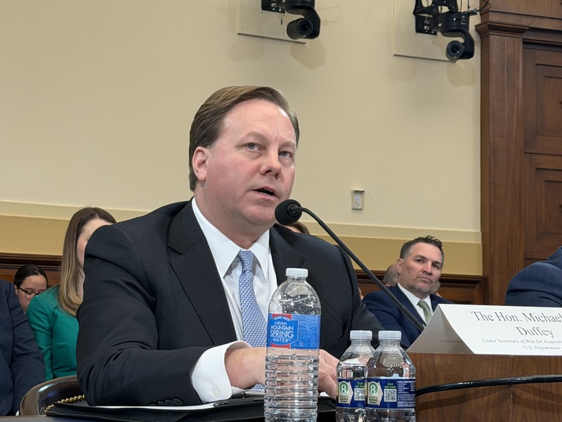 美國戰爭部採購與維護次長杜飛（Michael Duffey）17
日出席聯邦眾議院外交委員會聽證會。