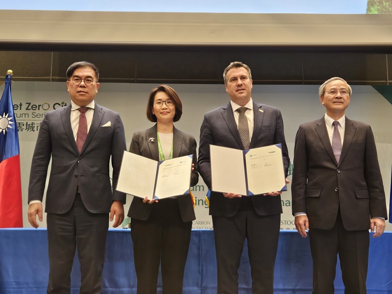 碳交所總經理陳脩文（左2）與中美洲銀行永續長卡斯楚（Manfred Kopper Castro）（右2）18日代表雙方簽署合作備忘錄（MOU），將建立雙邊碳市場資訊交流及人才培育機制，環境部長彭啓明（左1）與財政部政務次長阮清華（右1）擔任見證人。
