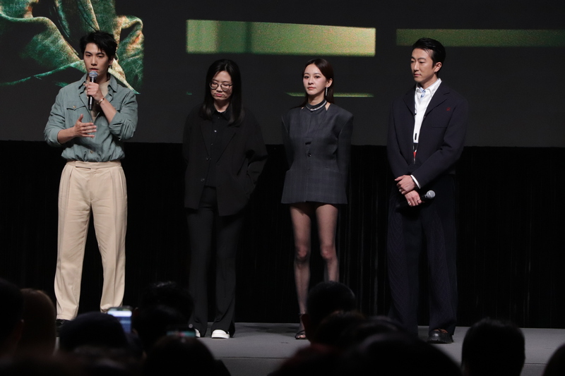 台灣文策院18日在香港國際影視展（FILMART）舉行「星光發布會」，推介台灣影視作品，圖為參加發布會的電影「郵票與舒芙蕾」導演鄭芬芬（圖左2）和演員張懷秋（圖右起）、陳意涵和林子閎。