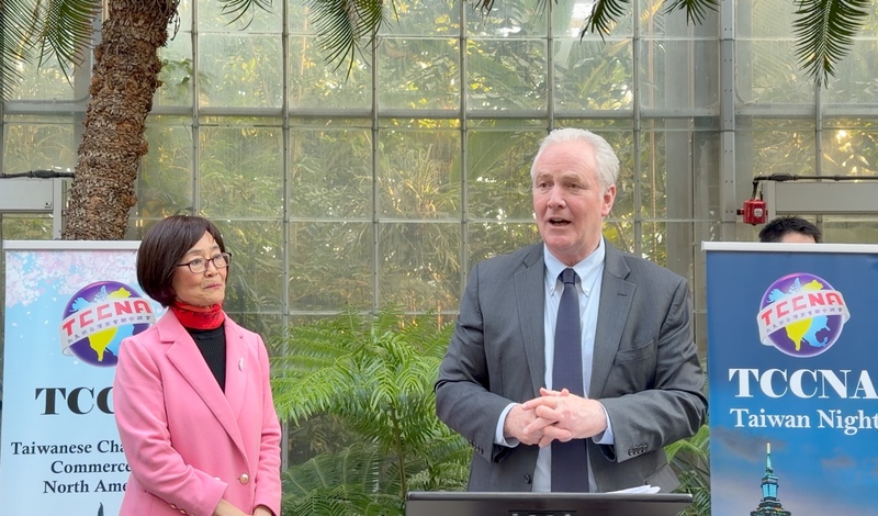 美國聯邦參議員范霍倫（右）18日出席北美洲台灣商會聯合總會舉辦的酒會，力挺台美避免雙重課稅法案。北美洲台灣商會聯合總會會長白越珠（左）也一同在場。
